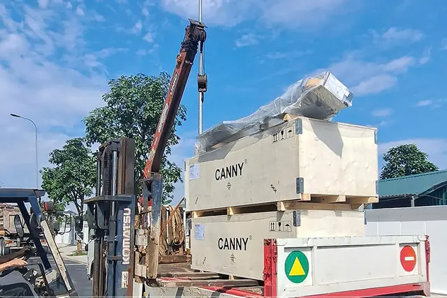 Thiết bị thang máy Canny được cẩu vào công trình tại Vinhomes Cổ Loa